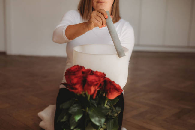 Průběh meditace, žena s křišťálovou mísou